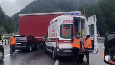 Korkutan Kaza: Tırın Ayrılan Dorsesine Otomobil Çarptı, 2 Yaralı