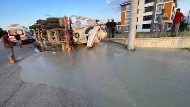 Beton Mikseri Devrildi! Sürücü Yaralı Kurtuldu