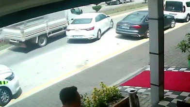 Park Yerinden Çıkan Otomobile Kamyon Çarptı