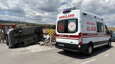 Çorum’da hafif ticari araç ile otomobil çarpıştı: 2’si ağır 5 yaralı