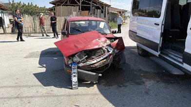 Çorum'da Minibüs ile Otomobil Çarpıştı: 2 Yaralı