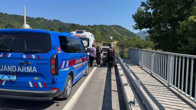 Mobilet Bariyerlere Çarptı: Sürücü Yaralandı