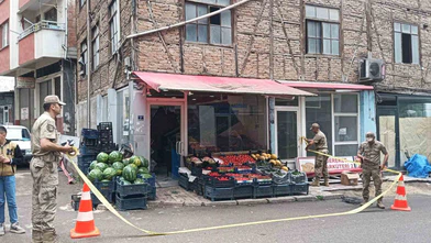 Eşini Öldürdü, Bir Kişiyi Daha Bıçaklayarak Ağır Yaraladı