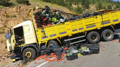 Sebze Yüklü Kamyon Otomobile Çarptı: 4 Yaralı