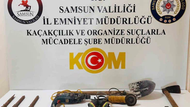 Halının Altından Kaçak Kazı Çıktı! Define Tüneline Polis Baskını