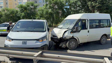Zincirleme Kaza: Hamile Kadını Hastaneye Götüren Minibüs Kazaya Karıştı, 3 Yaralı