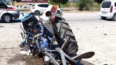 Tır Traktöre Arkadan Çarptı! Sürücü Ağır Yaralandı