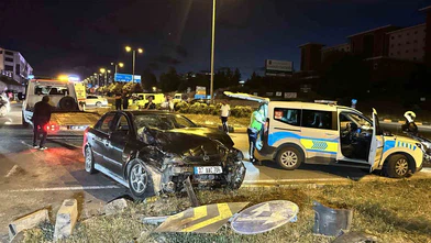Kavşakta İki Otomobil Çarpıştı! 4 Kişi Yaralandı