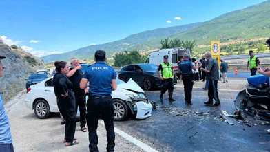 İki Otomobil Çarpıştı: 1'i Çocuk 5 Yaralı