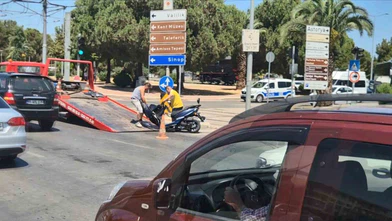 Otomobil ile Motosiklet Çarpıştı: Ehliyetsiz Sürücünün Aracı Trafikten Men Edildi