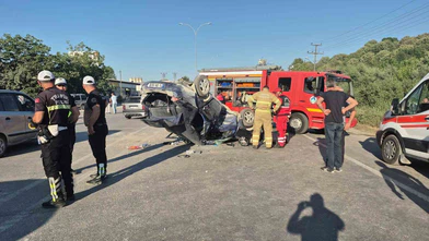 Motosikletin Çarptığı Otomobil Devrildi: 2'si Ağır 4 Yaralı