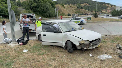 Kontrolden Çıkan Otomobil Refüje Çıktı