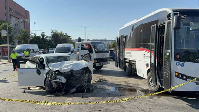Otomobil ile Halk Otobüsü Çarpıştı: 7 Yaralı