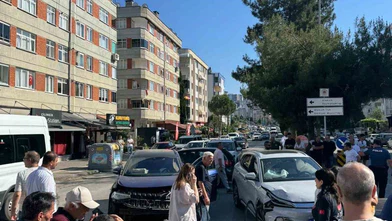Üç Araç Birbirine Girdi! Kaza Maddi Hasarla Atlatıldı