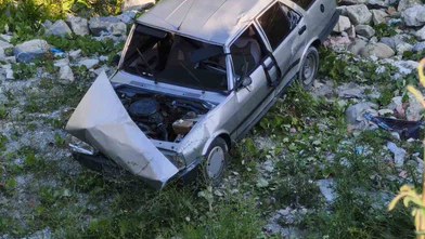 Otomobil Şarampole Devrildi: 2 Kişi Yaralandı