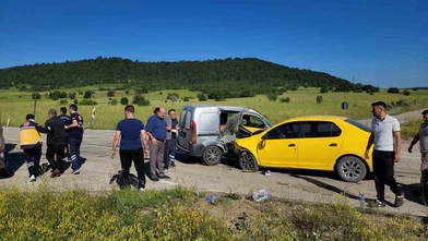 Taksi ile Hafif Ticari Araç Çarpıştı: 4 Yaralı