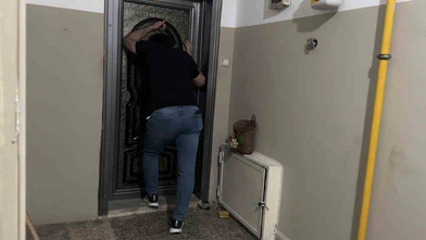 Evinde Yangın Çıkarıp Kendini İçeri Kilitledi!