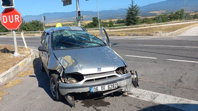Otomobil Refüje Çarpıp Takla Attı: 5 Yaralı
