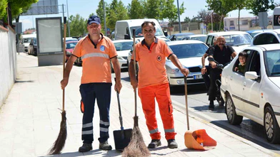 Çorum’da yolda kalan sürücünün yardımına belediye temizlik personeli koştu