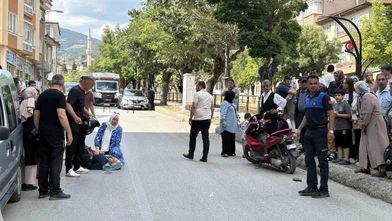 Motosiklet Yayaya Çarptı: 2 Kişi Yaralandı
