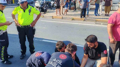Otomobil Yayalara Çarptı: Biri Çocuk 2 Yaralı