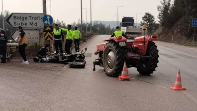 Motosiklet Traktöre Çarptı: 2 Yaralı