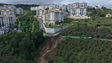 Heyelan Aracı Dereye Sürükledi: 2 Yaralı