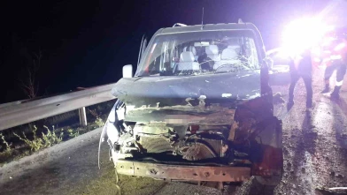 Bariyerlere çarpan hafif ticari araç sürücüsü yaralandı