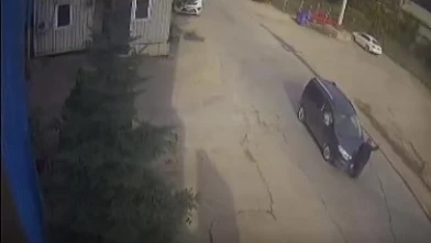 Yolun karşısına geçmek isteyen yaşlı adama çarptı