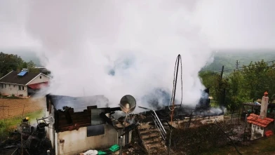 Ahşap ev yanarak kullanılamaz hale geldi