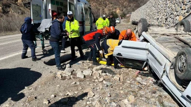 Otomobil ters döndü: 2 yaralı