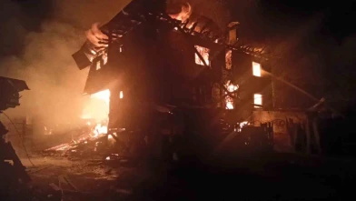 2 evde yangın çıktı: Ahır, odunluk ve samanlık da yandı