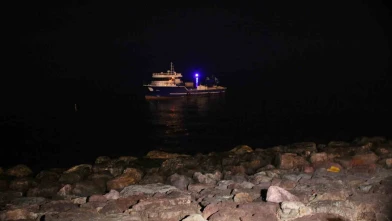 Kafes balıkçılığında kullanılan balıkçı motoru karaya oturdu