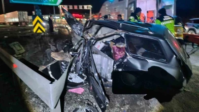 TEM’de bariyere çarpan otomobil parçalandı: 2 ağır yaralı