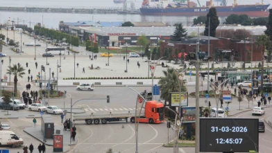 Tırdan trafiği tehlikeye düşüren hareket