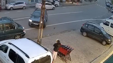 Otomobilin çarptığı genç kadın metrelerce savruldu... O anlar kamerada