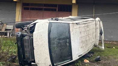 Minibüs devrildi, 4 yaralı