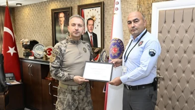 Banka güvenlik görevlisi, yaşlı kadını dolandırılmaktan kurtardı