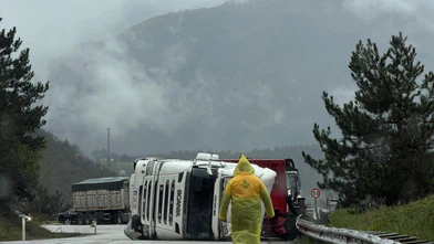 Kömür Yüklü Tır Kaygan Yolda Yan Yattı