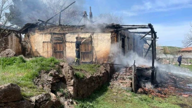 Çorum’da metruk ev yangını