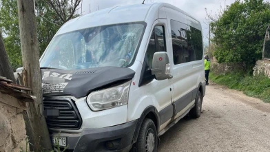 Öğrenci Servisi Direğe Çarpmanın Ardından 12 Kişi Yaralandı!