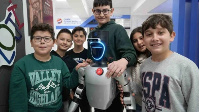 Türkiye’nin nüfusa kaydedilen ilk robotu şimdi de işe başladı