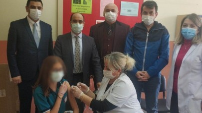 12 YAŞ ÜSTÜ ÖĞRENCİLERDE AŞILAMA ORANI YÜZDE 26