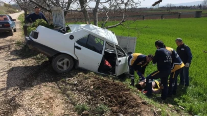 AĞACA ÇARPAN OTOMOBİLİN SÜRÜCÜSÜ YARALANDI