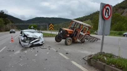 Amasya'da Otomobil İle Traktörün Çarpışması Sonucu 3 Kişi Yaralandı