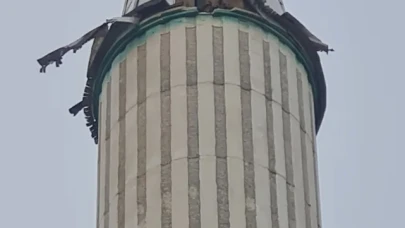 Amasya'nın Gümüşhacıköy ilçesinde yıldırım düşmesi sonucu bir caminin minaresi zarar gördü.