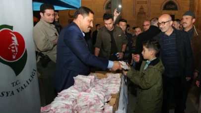 Amasya Valisi Masatlı, Simitlerini Satamayan Çocuğun Tüm Simitlerini Satın Aldı