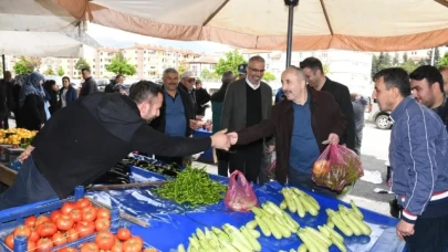 Başkan Çelik, Pazar Alışverişini Yaparken Esnafla Sohbet Etti