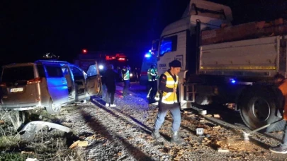 ÇORUM'DA KAMYONLA ÇARPIŞAN HAFİF TİCARİ ARACIN SÜRÜCÜSÜ ÖLDÜ