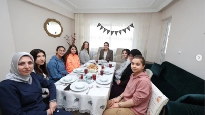 ESRA MASATLI KIZ ÇOCUKLARIYLA İFTAR YAPTI